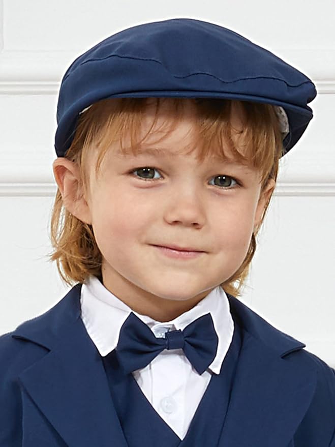 Niño con estilo luciendo nuestro exclusivo gorro Peaky Blinders, disponible para compra. Descubre la auténtica elegancia de la serie con este accesorio único.