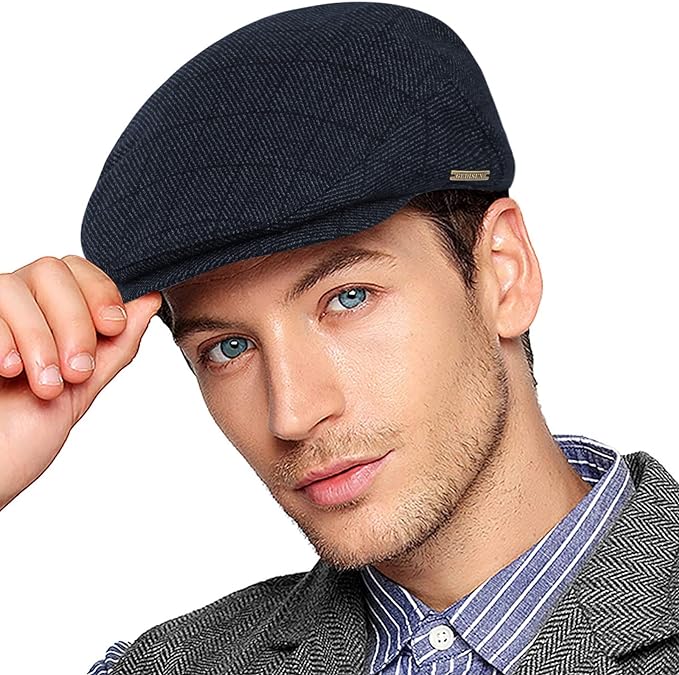 Chico con estilo luciendo nuestro exclusivo gorro Peaky Blinders, disponible para compra. Descubre la auténtica elegancia de la serie con este accesorio único.